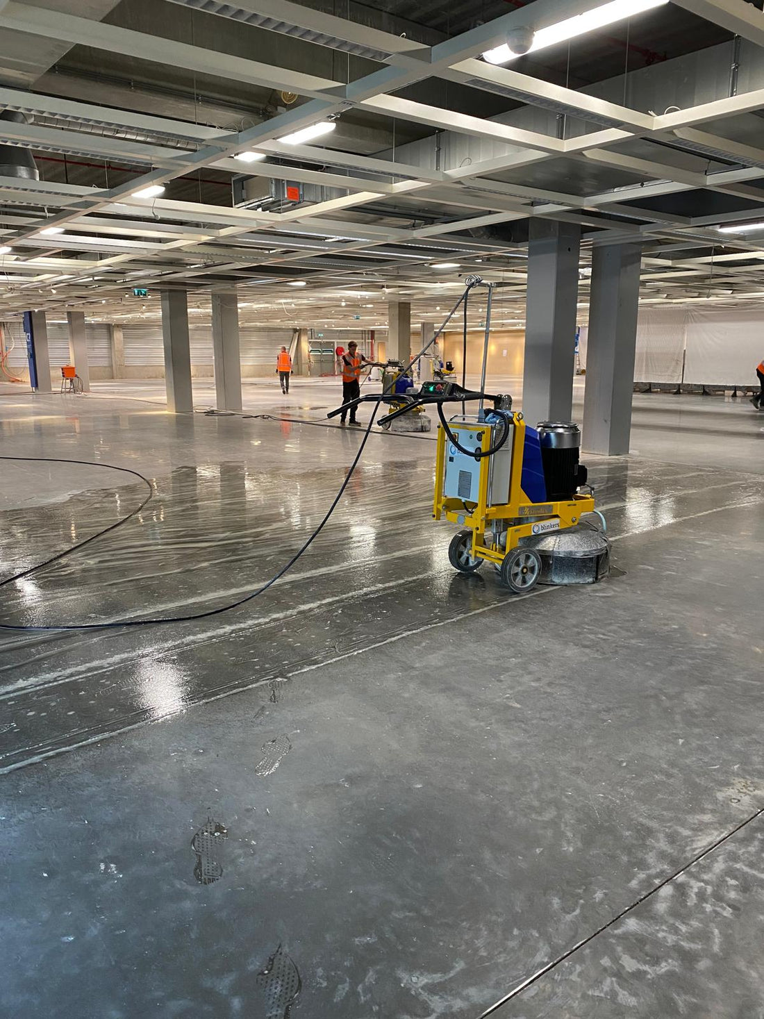 Herstellen van betonvloer in grote bedrijfshal