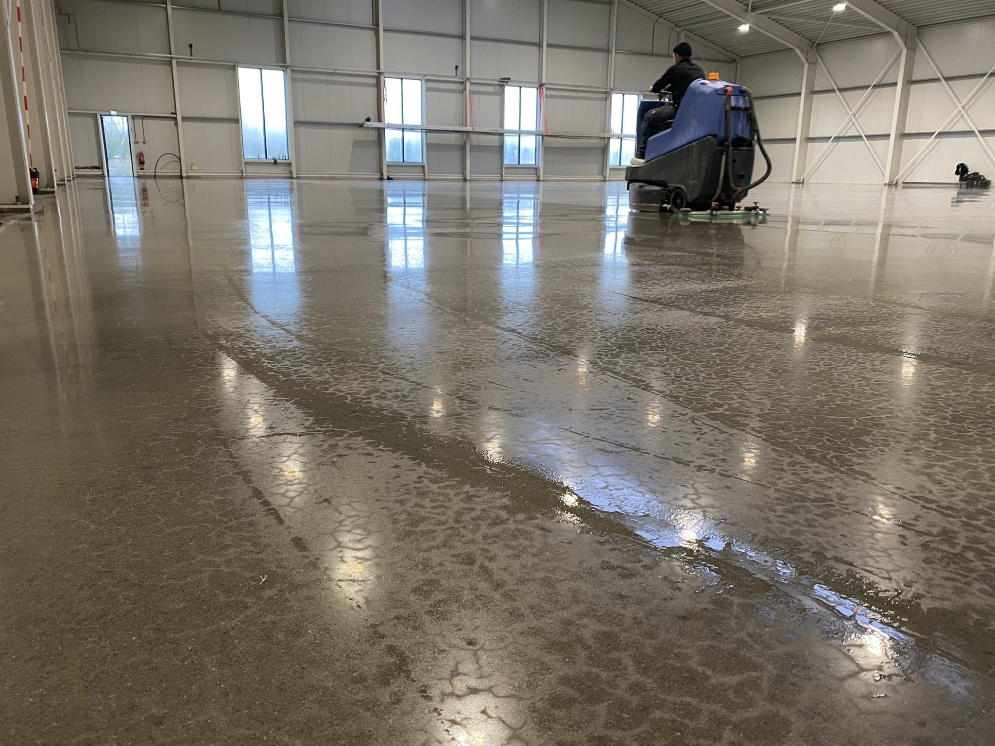 Reinigen van betonvloer in bedrijfshal